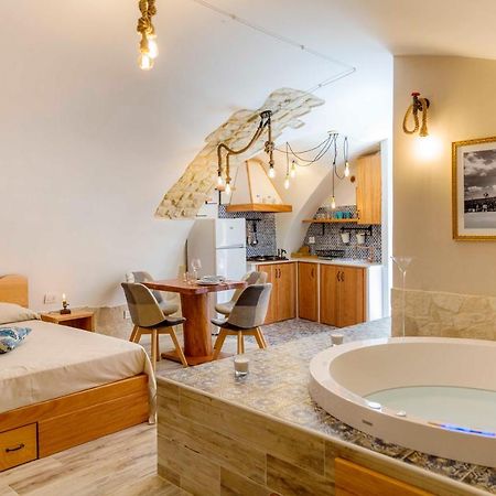بالاتسولو أكريدي Il Galletto Viola, Luxury Room & Suite المظهر الخارجي الصورة