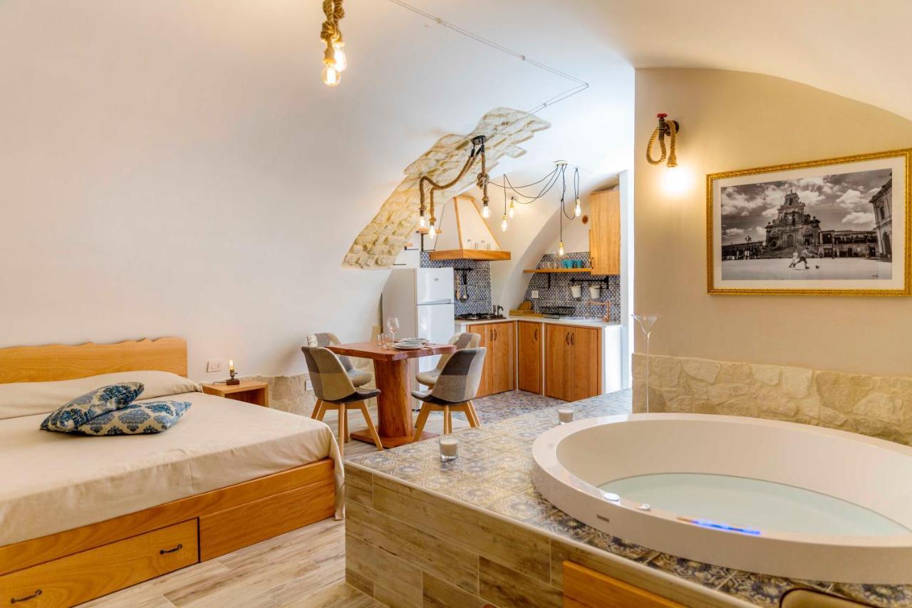 بالاتسولو أكريدي Il Galletto Viola, Luxury Room & Suite المظهر الخارجي الصورة